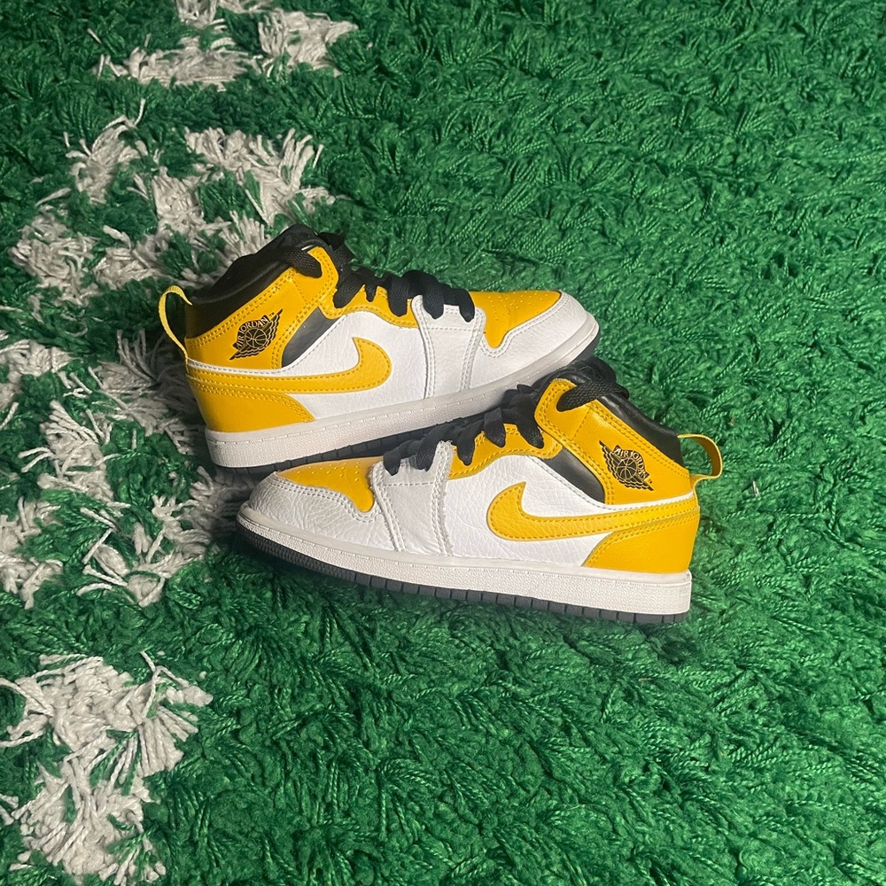 Jordan 1 Mid University Gold